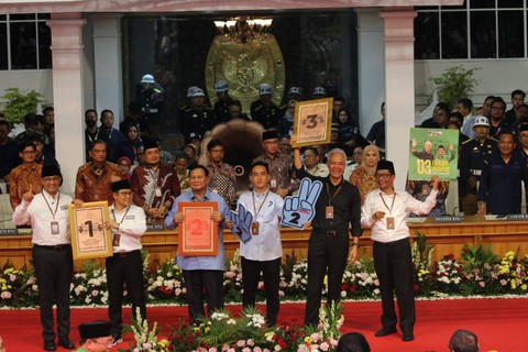 Pasangan calon presiden dan wakil presiden Anies Baswedan-Muhaimin Iskandar (Cak Imin), Ganjar Pranowo-Mahfud Md, dan Prabowo Subianto-Gibran Rakabuming Raka menunjukkan nomor urut pemilihan umum 2024. Foto: Aditia Noviansyah/kumparan