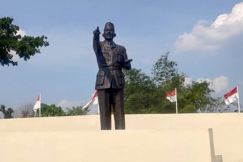 Patung Soekarno di PLBN Sota. Foto: Rinjani Meisa/kumparan