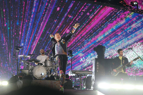 Grup musik Coldplay tampil di Stadion Utama Gelora Bung Karno, Jakarta, Rabu (15/11/2023). Foto: Aditia Noviansyah/kumparan