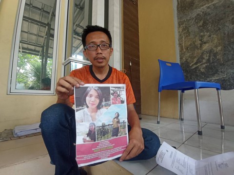 Willy Sulistio ( 39 ) warga Cibinong mencari keberadaan istrinya bernama Dr. Qory Ulfiyah Ramayanti (37) yang hilang. Foto: kumparan