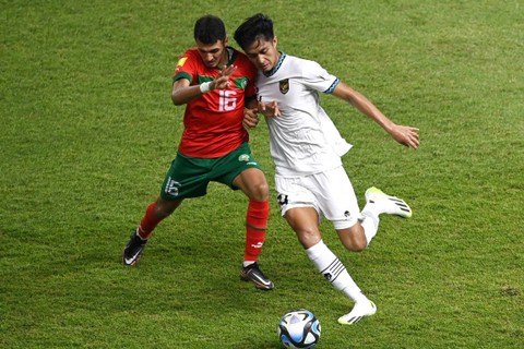 Pesepak bola Timnas Indonesia Sulthan Zaky (kanan) berebut bola dengan pesepak bola Timnas Maroko Ayman Ennair dalam pertandingan penyisihan Grup A Piala Dunia U-17 2023 di Stadion Gelora Bung Tomo (GBT), Surabaya, Jawa Timur, Kamis (16/11/2023). Foto: Aditya Pradana Putra/ANTARA FOTO