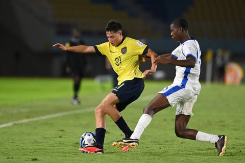 Pesepak bola Timnas Ekuador Santiago Sanchez (kiri) menggocek bola saat melawan Timnas Panama pada pertandingan penyisihan Grup A Piala Dunia U-17 2023 di Stadion Manahan, Solo, Jawa Tengah, Kamis (16/11/2023). Foto: Mohammad Ayudha/ANTARA FOTO