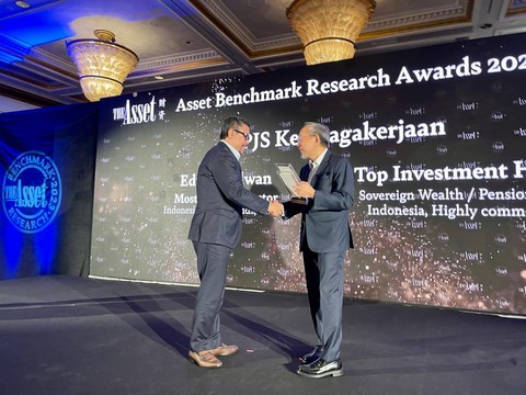 Direktur Pengembangan Investasi BPJS Ketenagakerjaan Edwin Ridwan, CFA, FRM saat menerima penghargaan dari Asian Local Currency Bond Awards Rabu (9/11/2023). Foto: BPJS Ketenagakerjaan