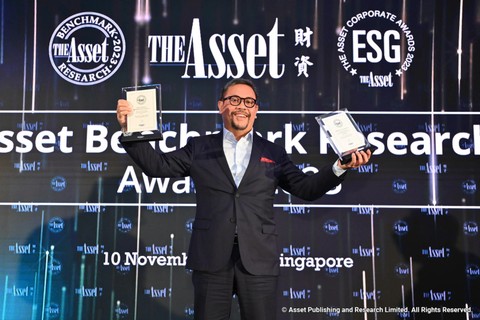 Direktur Pengembangan Investasi BPJS Ketenagakerjaan Edwin Ridwan, CFA, FRM menerima dua penghargaan dari Asian Local Currency Bond Award. Foto: BPJS Ketenagakerjaan