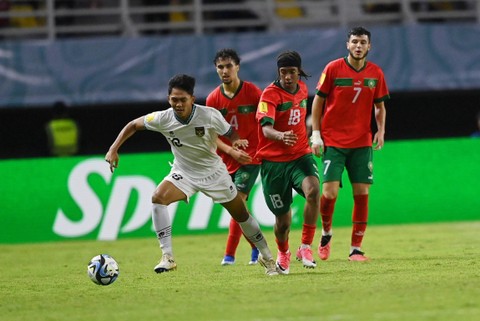 Pesepak bola Timnas Indonesia Jehan Pahlevi (kiri) mengejar bola saat melawan Timnas Maroko dalam pertandingan penyisihan Grup A Piala Dunia U-17 2023 di Stadion Gelora Bung Tomo (GBT), Surabaya, Jawa Timur, Kamis (16/11/2023). Foto: Aditya Pradana Putra/ANTARA FOTO