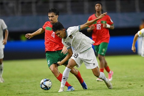 Pesepak bola Timnas Indonesia Jehan Pahlevi (18) berebut bola dengan pemain Timnas Maroko Ayoub Chaikhoun dalam pertandingan penyisihan Grup A Piala Dunia U-17 2023 di Stadion Gelora Bung Tomo (GBT), Surabaya, Jawa Timur, Kamis (16/11/2023). Foto: Aditya Pradana Putra/ANTARA FOTO