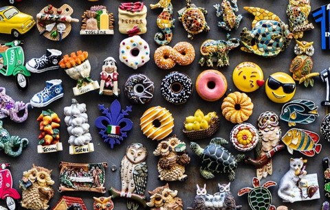 Ilustrasi Potongan-Potongan Kecil Magnet Tetap Memiliki Dua Kutub. Sumber Unsplash/Maria Cappelli