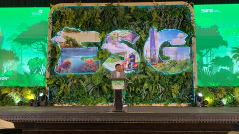 Ririek Adriansyah, CEO TelkomGrup memberi sambutan dalam acara Telkom ESG Day.  Foto: Habib Allbi Ferdian/kumparan