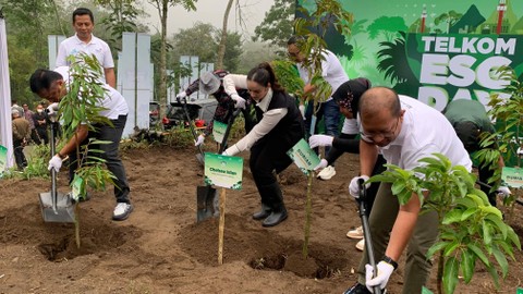 Penanaman 1.000 pohon di Desa Girikerto, Kabupaten Sleman, Yogyakarta, sebagai rangkaian acara Telkom ESG Day.  Foto: Habib Allbi Ferdian/kumparan