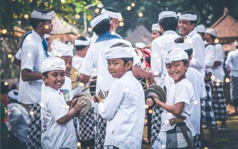 Ilustrasi Ada Berapa Banyak Suku dan Bahasa yang Ada di Indonesia? Sebutkan Apa Saja yang Kamu Ketahui!  Sumber Unsplash/Artem Beliaikin