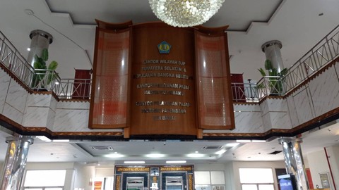 Suasana lobby  Kantor Pelayanan Pajak (KPP) Pratama Palembang di Jalan Tasik, Kambang Iwak, Palembang, Foto : Abdul Toriq/Urban Id
