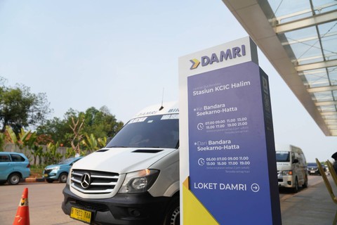Damri uji coba rute Stasiun Kereta Cepat Halim ke Bandara Internasional Soekarno-Hatta. Foto: Damri