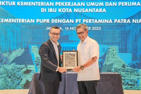 Direktur Pemasaran Pusat dan Niaga PT Pertamina Patra Niaga Maya Kusmaya dengan Ketua Satuan Tugas Pelaksanaan Pembangunan Infrastruktur IKN Kementerian PUPR Danis Hidayat Sumadilaga, Kamis (16/11/2023). Foto: Pertamina Patra Niaga