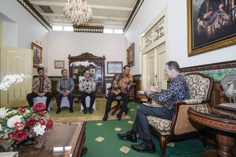 Pertemuan antara Gubernur DIY, Sri Sultan HB X dengan Dubes Inggris untuk Indonesia, Dominic Jermey di kompleks Kepatihan Yogyakarta. Foto: Pemda DIY