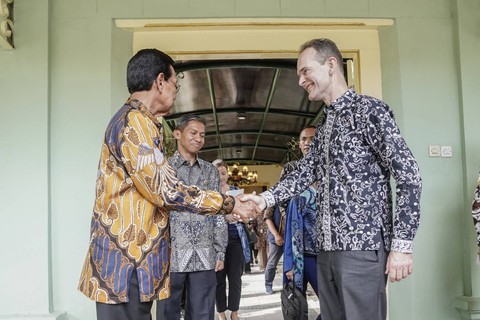Gubernur DIY, Sri Sultan HB X bersalaman dengan Dubes Inggris untuk Indonesia, Dominic Jermey di kompleks Kepatihan Yogyakarta. Foto: Pemda DIY