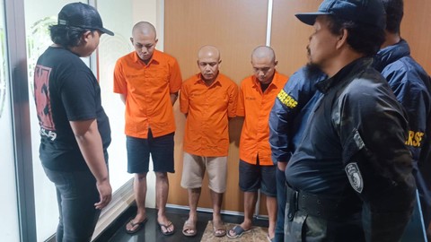 Polda Metro Jaya menampilkan 3 pelaku pembunuhan petugas MRT, Jumat (17/11/2023). Foto: Thomas Bosco/kumparan