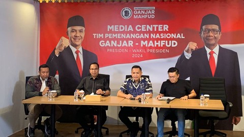 Direktur Hukum TPN Ganjar-Mahfud preskon tanggapi Jubir Aiman Witjaksono yang dilaporkan ke Polda Metro Jaya karena bahas netralitas, Jumat (17/11/2023). Foto: Paulina Herasmaranindar/kumparan