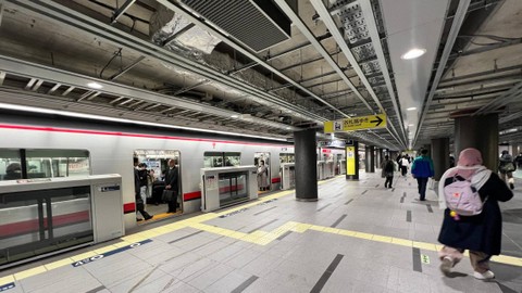 Suasana stasiun Toranomon, di Jepang, Selasa (14/11/2023). Foto: Haya Syahira/kumparan
