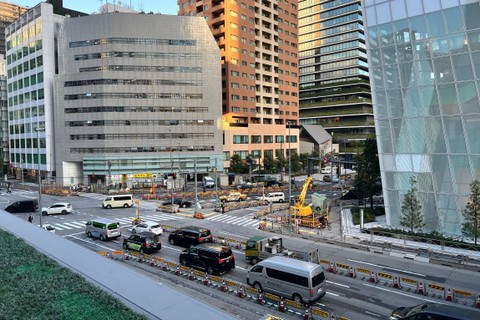Konstruksi pembangunan stasiun Toranomon, di Jepang, Selasa (14/11/2023). Foto: Haya Syahira/kumparan