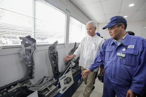 Ganjar saat meninjau produksi bodi kendaraan oleh PT UNIPRES. Foto: Dok. Istimewa