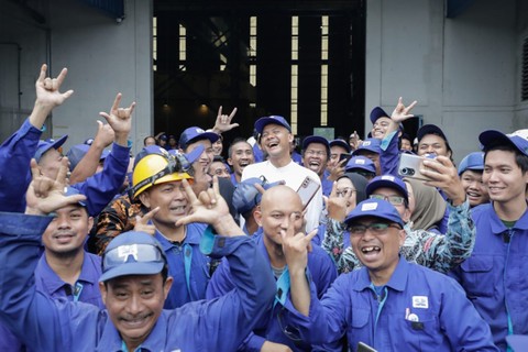Ganjar bersama para pekerja PT UNIPRES. Foto: Dok. Istimewa