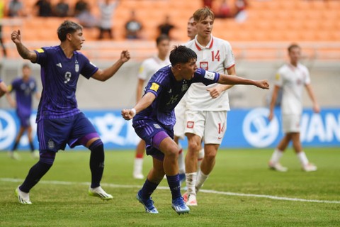 Pemain Timnas Argentina Thiago Laplace bersama rekannya Agustin W Roberto berselebrasi usai mencetak gol ke Polandia pada pertandingan penyisihan Grup D Piala Dunia U-17 2023 di Jakarta International Stadium (JIS), Jakarta, Jumat (17/11/2023). Foto: Sigid Kurniawan/ANTARA FOTO