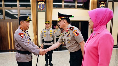 Kapolri Jenderal Listyo Sigit Prabowo memimpin upacara kenaikan 13 Pati Polri di Gedung Rupatama Mabes Polri, Jumat (17/11/2023). Foto: Dok. Polri