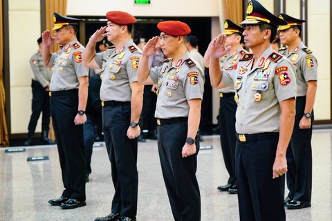 Kapolri Jenderal Listyo Sigit Prabowo memimpin upacara kenaikan 13 Pati Polri di Gedung Rupatama Mabes Polri, Jumat (17/11/2023). Foto: Dok. Polri