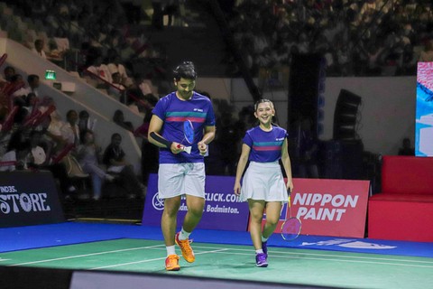 Ziva Magnolia dan Arya Saloka saat selebrasi kemenangan usai melawan Atu Zero-Atita Haris dari Malaysia pada Tepok Bulu 2023, di Istora Senayan, Jakarta, Jumat (17/11/2023). Foto: Jamal Ramadhan/kumparan