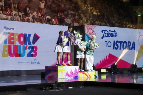 Ziva Magnolia dan Arya Saloka bersama pasangan Atu Zero-Atita Haris dari Malaysia menaiki podium usai bertanding pada Tepok Bulu 2023, di Istora Senayan, Jakarta, Jumat (17/11/2023). Foto: Jamal Ramadhan/kumparan