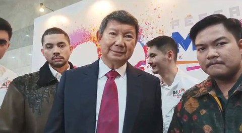 Ketua Dewan Pembina Rejo Pro Gibran, Hashim Djojohadikusumo; bersama Ketua Umum Rejo Pro Gibran Milenial, Maulidan Isbar, dalam acara Pesta MillenialZ Rejo Pro Gibran di Jakarta Convention Center, Jakarta Selatan, Jumat (17/11/2023). Foto: Fadlan Nuril Fahmi/kumparan