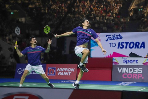Vincent Rompies/Duta Modjo dari Indonesia saat melawan Fazley Yaakob/Imran Aqil dari Malaysia dalam Tepok Bulu 2023 di Istora Senayan, Jakarta, Jumat (17/11/2023). Foto: Jamal Ramadhan/kumparan