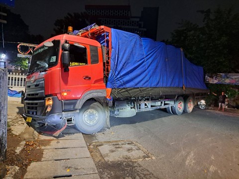 Sebuah truk mengalami kecelakaan di Jl. Pal Merah Barat, Jakarta Barat. Foto: Twitter/@TMCPoldaMetro