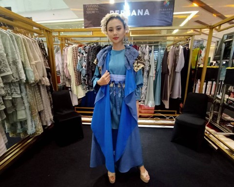 Busana kasual bertema "Sebiru Langit" yang dibuat dari perpaduan batik Tuban dan tenun Baduy. Foto: Masruroh/Basra