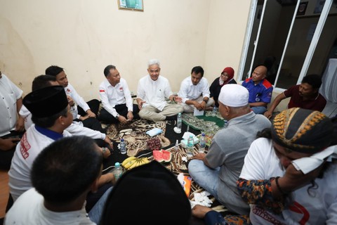 Ganjar saat mengunjungi rumah perwakilan buruh di Tangerang. Foto: Dok. Istimewa