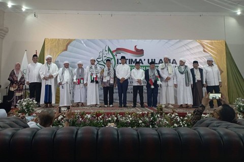 Anies Baswedan dan Muhaimin Iskandar menghadiri Ijtima Ulama di Masjid Az Zikra, Sentul, Jawa Barat, Sabtu (18/11/2023).  Foto: Dok. Istimewa