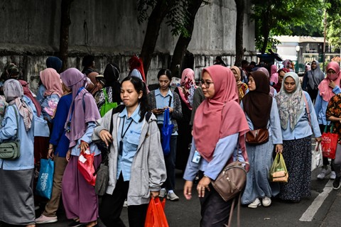 Sejumlah buruh berjalan pulang di salah satu pabrik di Kota Tangerang, Jumat (17/11/2023). Foto: Sulthony Hasanuddin/ANTARA FOTO