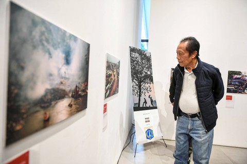 Mantan Gubernur Sutiyoso melihat foto yang dipamerkan pada pembukaan Pameran Foto Rekam Jakarta 2023: Masa ke Massa di Galeri Emiria Soenassa Taman Ismail Marzuki, Jakarta, Jumat (17/11/2023). Foto: Hafidz Mubarak A/ANTARA FOTO