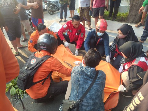 Evakuasi jenazah di Jalan Menur Pumpungan, Kota Surabaya, Sabtu (18/11/2023). Dok: mili.id