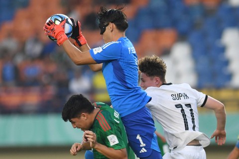 Kiper Timnas Meksiko Paolo Bedolla (tengah) berebut bola di udara dengan pemain Timnas Selandia Baru Luke Supyk (kanan) saat babak penyisihan Grup F Piala Dunia U-17 2023 di Stadion Si Jalak Harupat, Kabupaten Bandung, Jawa Barat, Sabtu (18/11/2023). Foto: M Agung Rajasa/ANTARA FOTO