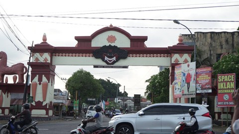 Gapura menuju sentra kerajinan gerabah di Kasongan, Bantul. Foto: Arif UT/Pandangan Jogja