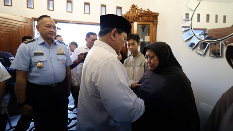Menhan Prabowo melakukan takziah ke 4 rumah duka perwira TNI AU yang gugur dalam musibah jatuhnya dua pesawat EMB-314 Super Tucano milik TNI AU. Foto: Dok. Tim Media Prabowo