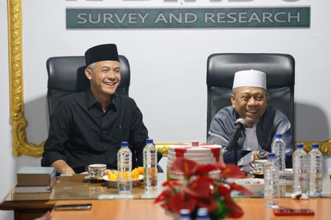 Capres Ganjar Pranowo bersilaturahmi dengan Mursyid Tarekat Khalwatiyah Syekh Yusuf Al Makkasary, Habib Syekh Sayyid Abdul Rahim Assegaf Puang Makka di Mamajang, Makassar, Sabtu (18/11/2023). Foto: Dok. Istimewa