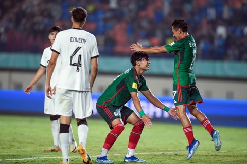 Pemain Timnas Meksiko Stephano Carrillo melakukan selebrasi dengan rekannya usai menjebol gawang Timnas Selandia Baru pada babak penyisihan Grup F Piala Dunia U-17 2023 di Stadion Si Jalak Harupat, Kabupaten Bandung, Jawa Barat, Sabtu (18/11/2023). Foto: M Agung Rajasa/ANTARA FOTO