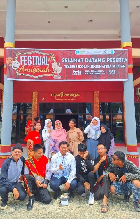 Sejumlah peserta lomba teater antar sekolah di Palembang yang berswa foto bersama di depan gedung Taman Budaya Sriwijaya Jakabring Palembang, Sabtu (18/11) Foto: urban id