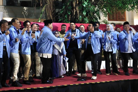 Prabowo Subianto bersama relawan Matahari Pagi saat menerima deklarasi dukungan dari relawan Matahari Pagi di Jakarta, Sabtu (18/11/2023). Foto: Dok. Istimewa