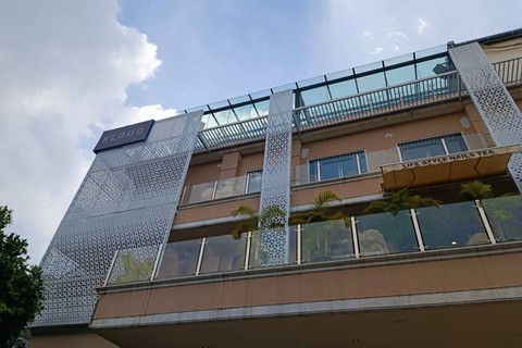 Garis polisi terpasang di salah satu  tempat hiburan di Jalan Senopati, Jakarta Selatan, Minggu (19/11/2023). Foto: Hedi/kumparan