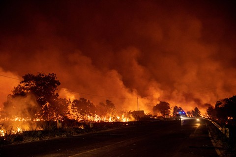 Api Mengganas - Sejumlah kendaraan melintas saat kebakaran melanda di kawasan jalan lintas Palembang-Indralaya di Indralaya Utara, Ogan Ilir (OI). Foto: Nova Wahyudi/Antara Foto
