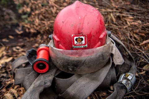 Peralatan Tempur - Selang air dan alat pelindung diri (APD) dipersiapkan untuk pemadaman kebakaran lahan gambut. Foto: Nova Wahyudi/Antara Foto