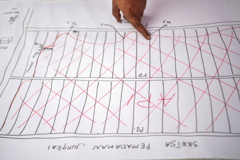 Peta Strategi - Personel Manggala Agni menyusun strategi perencanaan pemadaman dalam tenda di Desa Jungkal, Ogan Komering Ilir (OKI). Foto: Nova Wahyudi/Antara Foto